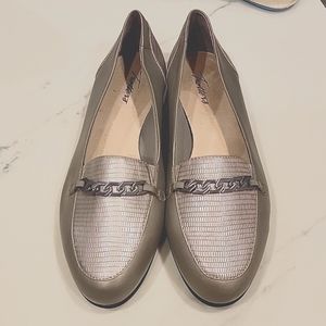 Women's TROTTERS Anastasia Loafers. Pewter color size 9W